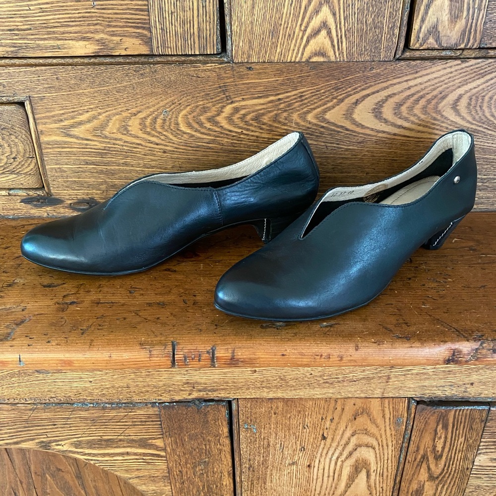 Pikolinos 40 9.5 10 black leather low heel shoes